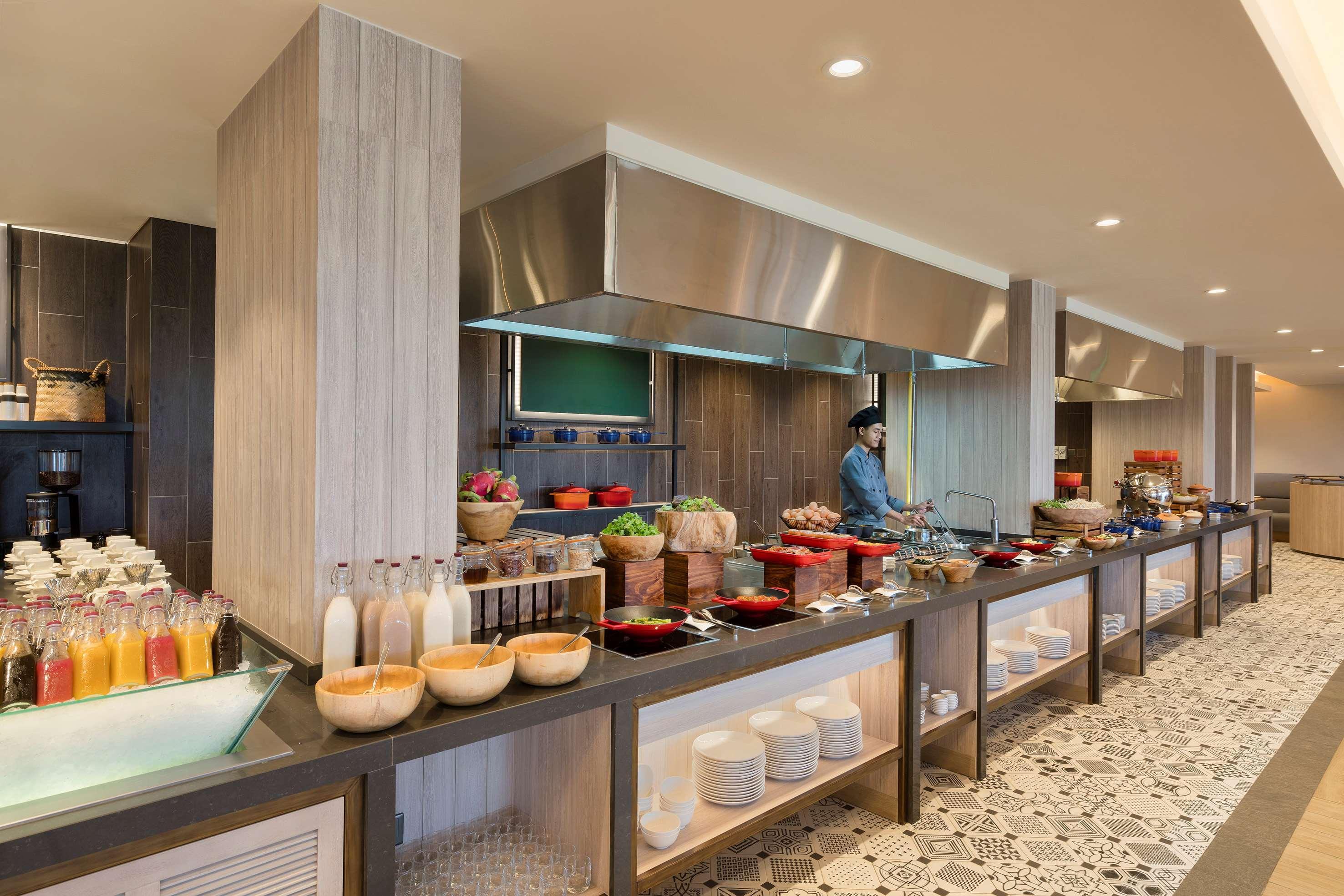 Melia Ho Tram Beach Resort Eksteriør bilde A live kitchen at a hotel