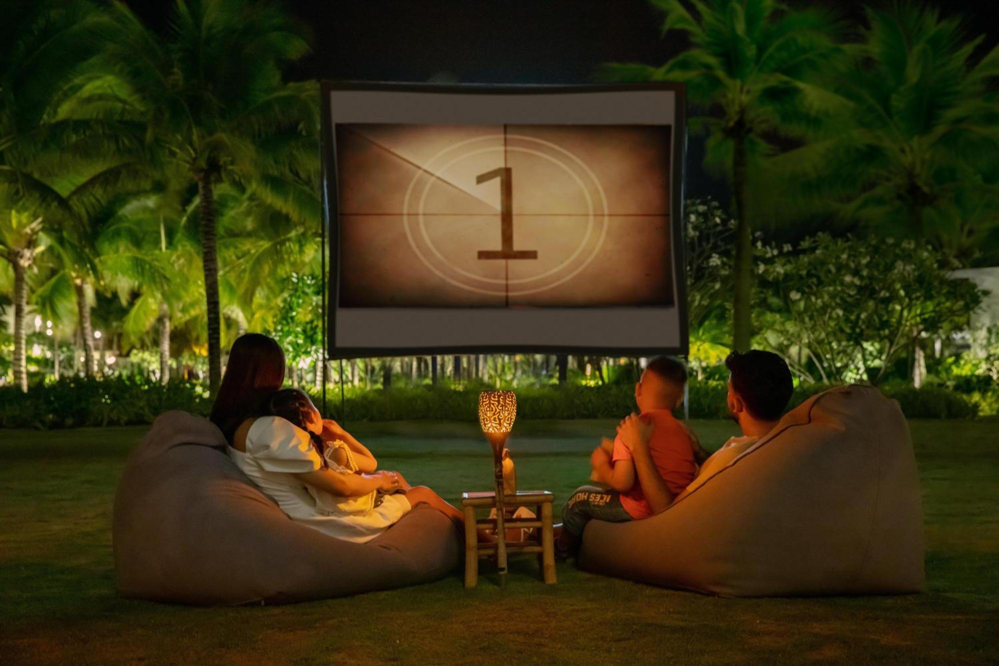 Melia Ho Tram Beach Resort Eksteriør bilde Outdoor movie at The Village