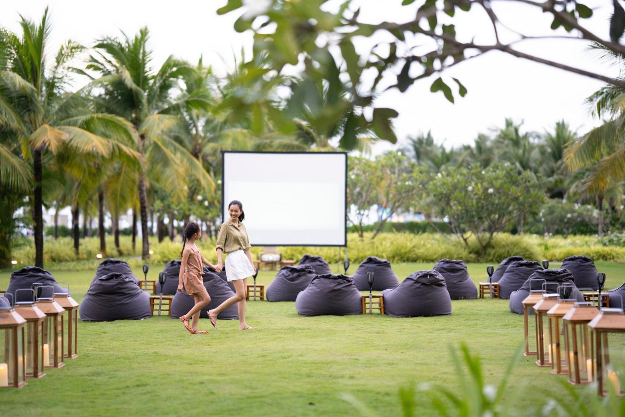 Melia Ho Tram Beach Resort Eksteriør bilde The lawn at the resort