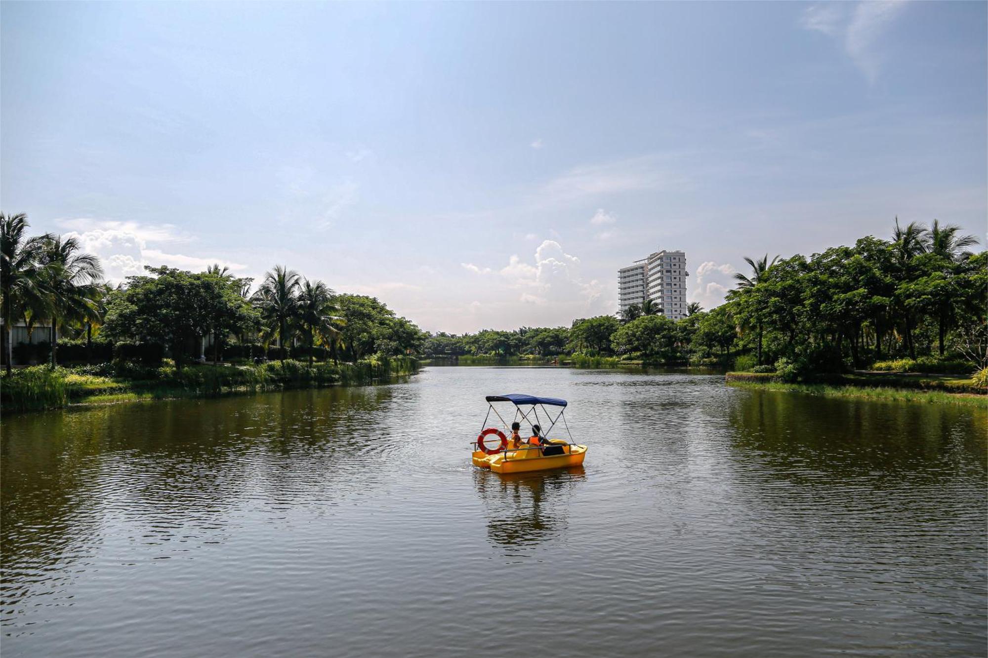 Melia Ho Tram Beach Resort Eksteriør bilde Boating at the lake