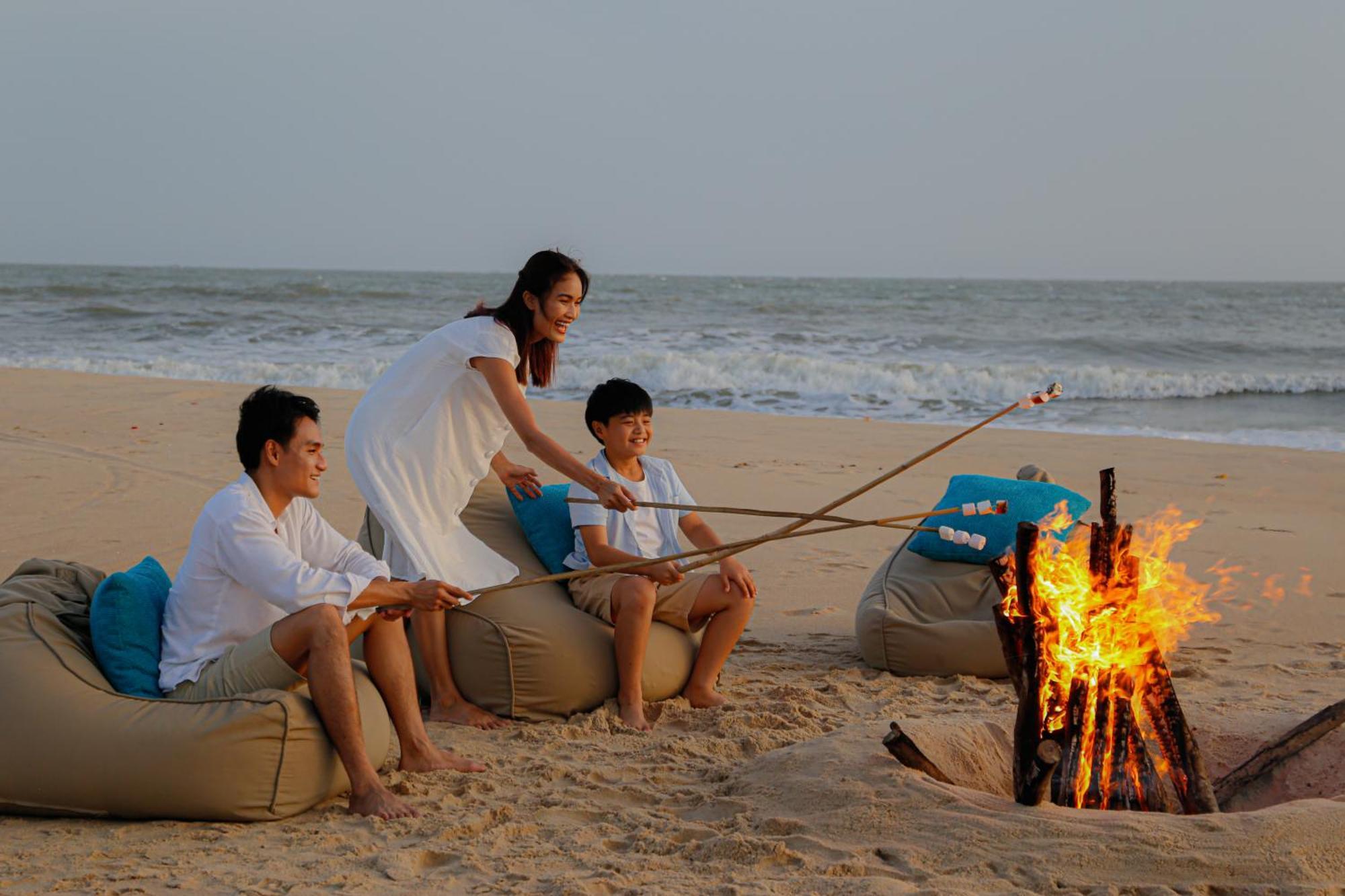 Melia Ho Tram Beach Resort Eksteriør bilde A family at the beach